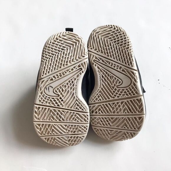 Nike team hustle D8 sneakers EUC size 6 - Picture 8 of 8